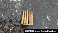 联邦调查局(FBI)局长卡什·帕特尔(Kash Patel)在X平台上发布了一张现场发现的弹壳照片，上面写有“ANTI-ICE”(反移民与海关执法局)的字样。