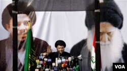 Ulama Syiah anti Amerika, Moqtada Al-Sadr berpidato di hadapan pendukungnya.