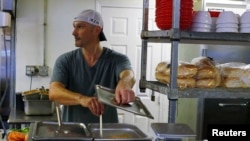 William Luz, yang baru saja keluar dari Lapas Barnstable County House, bekerja sebagai seorang tukang masak di Sandwich, Massachusetts, 29 Agustus 2014.