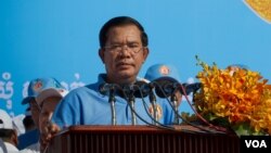 រូបឯកសារ៖ លោក​ ហ៊ុន សែន​​ មេ​បក្ស​កាន់​អំណាច​ថ្លែង​ទៅ​កាន់​អ្នក​គាំទ្រ​របស់​ខ្លួន​ ​ដែល​ប្រមូលផ្តុំ​នៅ​ឯ​ផ្លូវ​មួយ​កន្លែង​ក្នុង​រាជធានី​ភ្នំពេញ​មុន​ពេល​ហែក្បួន​ឃោសនា​បោះឆ្នោត​ឃុំ-សង្កាត់​ថ្ងៃ​ចុង​ក្រោយ​ ​នា​ថ្ងៃទី​០២​មិថុនាឆ្នាំ២០១៧។​ ​(នៅ វណ្ណារិន/VOA)