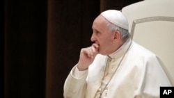 Paus Fransiskus bertemu dengan sekelompok anak-anak yang datang dengan kereta khusus dari Milan dan tiba di stasiun Santo Petrus di Vatikan, 9 Juni 2018 sebagai bagian dari inisiatif untuk memberi anak-anak yang tinggal di daerah-daerah yang kurang beruntung di negara itu sebagai hari sukacita. (Foto:AP/Andrew Medichini) 