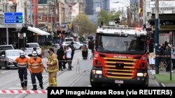 Personil Layanan Darurat di daerah yang mengalami kerusakan akibat gempa bumi di pinggiran Windsor, Melbourne, Australia, 22 September 2021. (Foto: AAP Image/James Ross via REUTERS)