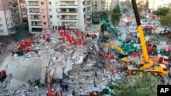 ក្រុម​ការងារ​ជួយ​សង្គ្រោះ​នាំ​គ្នា​រុករក​អ្នក​នៅ​រស់រាន​មាន​ជីវិត​ពី​គំនរ​អគារបាក់បែក​នៅ​ក្រុង Izmir ប្រទេស​តួកគី កាល​ពី​ព្រឹក​ថ្ងៃ​សៅរ៍ ទី៣១ ខែតុលា ឆ្នាំ​២០២០។ 