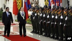 លោក​នាយក​រដ្ឋ​មន្រ្តី​ចិន Wen Jiabao (ឆ្វេង​ទី​ពីរ) ត្រួត​​ពល​ជាមួយ​លោក​នាយក​រដ្ឋ​មន្រ្តី​ខ្មែរ ហ៊ុន សែន ក្នុង​ឱកាស​ស្វាគម​ជា​ផ្លូវការ​មួយ​ក្នុង​រាជធានី​ភ្នំពេញ។