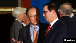 Presiden Bank Dunia Jim Yong Kim berbincang dengan Menteri Keuangan AS Steven Mnuchinsetelah sesi foto bersama pada pertemuan Menteri-menteri Keuangan G-20 di Buenos Aires, 21 Juli 2018.