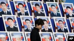 반근혜 한국 대통령이 26일 국립대전현충원에서 열린 천안함 폭침 5주기 추모식에서 당시 숨진 군인 46 명의 영정 앞을 지나고 있다.