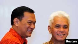 Menko Perekonomian Hatta Rajasa (kanan) didampingi mantan Menkeu Agus Martowardojo pasca serah terima jabatan di Jakarta (22/4). 