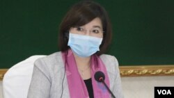លោកស្រី Li Ailan តំណាងអង្គការសុខភាពពិភពលោក ថ្លែងក្នុងសន្និសីទសារព័ត៌មាន ស្តីពីស្ថានភាពជំងឺកូវីដ១៩នៅកម្ពុជា ថ្ងៃច័ន្ទ ទី១៣ ខែមេសា ឆ្នាំ២០២០។ (ស៊ុន ណារិន/VOA)