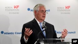 រដ្ឋលេខាធិការ​អាមេរិក​ Rex Tillerson ថ្លែង​នៅ​ក្នុង​វាទិកាមូលនិធិ​ក្រុម​ប្រឹក្សា​កូរ៉េ 2017 ក្នុង​រដ្ឋធានី​វ៉ាស៊ីនតោន​កាលពី​ថ្ងៃទី​១២ ធ្នូ ២០១៧។