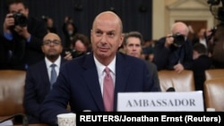 Duta Besar AS untuk Uni Eropa, Gordon Sondland saat bersaksi di hadapan sidang Komite Intelijen DPR AS, di Gedung Capitol, Washington, D.C., 20 November 2019. 