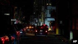 ARCHIVO - Una calle está oscura durante un apagón en San Juan, Puerto Rico, después del atardecer del 31 de diciembre de 2024.