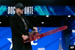 อิลอน มัสก์ อภิมหาเศรษฐีที่ร่ำรวยที่สุดในโลก ปรากฏตัวบนเวทีงาน CPAC in DC 2025 ที่ Gaylord National Resort and Convention Center ในรัฐแมรีแลนด์ เมื่อ 20 ก.พ. 2568 พร้อมเลื่อยไฟฟ้า