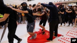 香港抗议者踩踏中国国旗。(2019年9月22日)