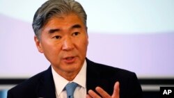 성 김 필리핀 주재 미국대사. 미-북 정상회담 준비를 위한 미국 정부 협상팀을 이끌고 27일에 이어 28일에도 판문점 북측 통일각에서 북한 측과 실무회담을 벌였다.