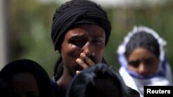 የመጀመርያ ደረጃ መምሕር የቀብር ሥነ-ሥርአት በተደረገበት ወቅት የተገኘ ለቀስተኛ በሆሎንኮሚ ከተማ የተነሳ ፎቶ እአአ 2015[ፋይል ፎቶ - ሮይተርስ/ REUTERS] 