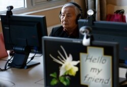 양로원에서 컴퓨터를 사용하는 노인.