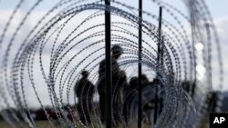 ទាហាន​អាមេរិក​សាងសង់​របង​ដែក​នៅ​ជុំវិញ​ព្រំដែន​អាមេរិក​និង​ម៉ិកស៊ិក​​ក្នុង​ទីក្រុង​Donna រដ្ឋ​តិចសាស សហរដ្ឋ​អាមេរិកកាលពីថ្ងៃទី​៣ វិច្ឆិកា ឆ្នាំ២០១៨។