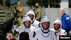 Astronot NASA Shane Kimbrough dan Megan McArthur, astronaut JAXA Akihiko Hoshide, dan astronaut ESA Thomas Pesquet tiba untuk menaiki roket SpaceX Falcon 9 dengan kapsul Crew Dragon. (Foto: Reuters)