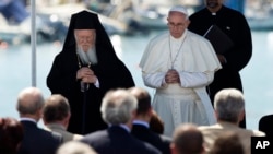 Le pape Francis, à droite, et le patriarche orthodoxe Bartholomée lors d’une prière œcuménique au port de Mytilène sur l'île grecque de Lesbos, Grèce, 6 avril 2016.