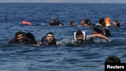 Afg'on va suriyalik qochqinlar Gretsiyaning Lesbos oroli yaqinida