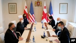 Menteri Luar Negeri Mike Pompeo, kiri, bertemu dengan Perdana Menteri Georgia Giorgi Gakharia, kanan, dan Menteri Luar Negeri Georgia David Zalkaliani, kedua dari kanan, di Kanselir Georgia di Tbilisi, Georgia, Rabu, 18 November 2020. (Foto: AP )