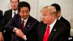 Rais Donald Trump, kulia, na Waziri Mkuu wa Japan Shinzo Abe walipokutana na familia za wananchi wa Japan waliotekwa na majeshi ya North Korea, wakati rais alipofika katika kasri ya Akasaka Jumatatu, Mei 27, 2019, Tokyo.