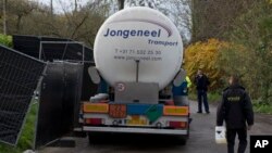 Policajci ispred farme u Holandiji, na kojoj je otkriven ptičji grip