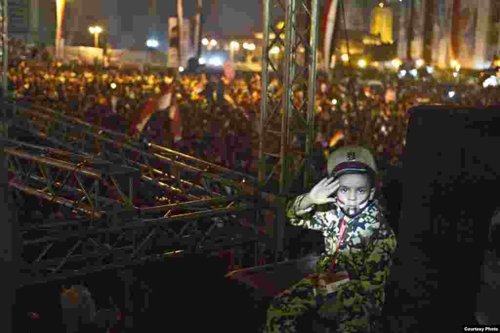 On the day after a July airstrike in Sana'a, Yemen, families mourn their lost relatives but say there is no way they have the resources to rebuild their homes, July 13, 2015. (Almigdad Mojalli/VOA)