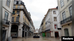 This file photo shows Augusta street during a partial lockdown as part of state of emergency to combat the coronavirus disease (COVID-19) outbreak in Lisbon, Portugal March 30, 2020. (REUTERS/Rafael Marchante)