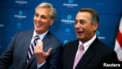 លោក Kevin McCarthy (រូប​ឆ្វេង) ប្រធាន​ក្រុម​សម្លេង​ភាគច្រើន និង​លោក John Boehner ប្រធាន​សភា។