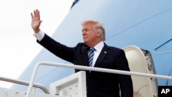 Presiden Amerika Serikat Donald Trump melambaikan tangannya sebelum memasuki pesawar Kepresidenan Air Force One di Pangkalan Udara militer Andrews, Maryland, 4 Mei 2017. (AP Photo/Pablo Martinez Monsivais)