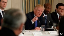 도널드 트럼프 미국 대통령이 23일 백악관에서 미국 여러 기업 최고경영자들과 만났다.