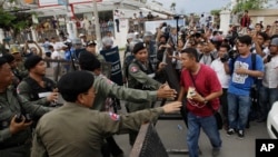 រូបឯកសារ៖ ក្រុម​ប៉ូលិស​បង្ក្រាប​កុបកម្ម​ហាមឃាត់​អ្នក​កាសែត​មិន​ឲ្យ​ចូល​ទៅ​កាន់​ផ្លូវ​ធំ​នៅ​ក្បែរ​ទីស្នាក់ការ​គណបក្ស​សង្គ្រោះជាតិ ដែល​ស្ថិត​នៅ​ជាយ​រាជធានី​ភ្នំពេញ ថ្ងៃទី៣០ ខែឧសភា ឆ្នាំ២០១៦។