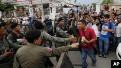 រូបឯកសារ៖ ក្រុម​ប៉ូលិស​បង្ក្រាប​កុបកម្ម​ហាមឃាត់​អ្នក​កាសែត​មិន​ឲ្យ​ចូល​ទៅ​កាន់​ផ្លូវ​ធំ​នៅ​ក្បែរ​ទីស្នាក់ការ​គណបក្ស​សង្គ្រោះជាតិ ដែល​ស្ថិត​នៅ​ជាយ​រាជធានី​ភ្នំពេញ ថ្ងៃទី៣០ ខែឧសភា ឆ្នាំ២០១៦។