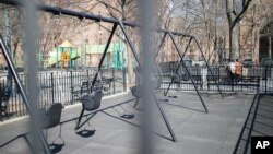 Prazne ljuljaške u parku, u blizini škole u Njujorku (Foto: AP/John Minchillo)