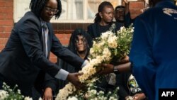 , Grace Mugabe, pene na sanduku ya nkondo molongani ya nkondo Robert Mugabe, mokonzi ya kala ya Zimbabwe, yambo ya bokundami ya mowei na Kutama, 28 septembre 2019.