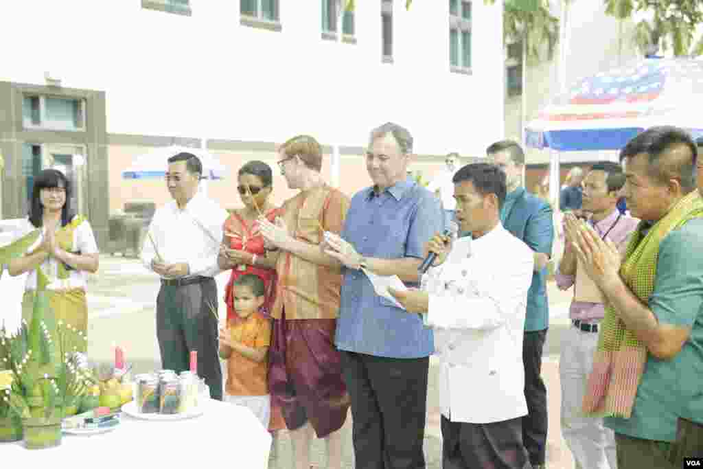 លោក​ឯកអគ្គរដ្ឋទូត​​​ អនុទូត​ និង​មន្រ្តី​ប្រចាំ​ស្ថានទូត​សហរដ្ឋ​អាមេរិក​នៅ​កម្ពុជា​ធ្វើការ​អុជធូប​បួងសួង​ក្នុង​ស្ថានទូត​មុន​នឹង​កម្មវិធី​សូត្រ​មន្ត​ចូល​ឆ្នាំ​ថ្មី​​កាលពី​ថ្ងៃទី​០៦ មេសា ២០១៨។(ទុំ ម្លិះ/VOA)