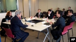 美国国务卿克里（左二）在北京与中国互联网博主举行座谈会，讨论互联网自由、中国与邻国的领土争端以及人权等议题。（2014年2月15日）