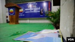 រូបឯកសារ៖ រូបថតលោក កឹម សុខា ត្រូវបានទុកលើឆាកធ្វើសន្និសីទកាសែតនៅទីស្នាក់ការគណបក្សសង្គ្រោះជាតិ កាលពីល្ងាចថ្ងៃទី៤ ខែមិថុនា ឆ្នាំ២០១៧ ថ្ងៃបោះឆ្នោតជ្រើសរើសក្រុមប្រឹក្សាឃុំសង្កាត់។ (អូន ឆេងប៉រ/VOA)