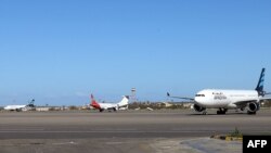 Le tarmac de l'aéroport international de Mitiga à Tripoli, la capitale libyenne. (Photo d'archives- 08 avril 2019)