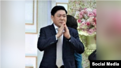 លោក​ឧកញ៉ា ហេង សៀ ដែល​ត្រូវបាន​ពិធី​ការិនី​ទូរ​ទស្សន៍​ម្នាក់ឈ្មោះ មាន ពេជ្ររីតា ដាក់​ពាក្យ​បណ្តឹង​ទៅ​តុលា​ការ​ចុះ​ថ្ងៃ​ទី​១១ ខែ​ឧសភា ឆ្នាំ២០២១ ពី​បទ​«ប៉ុន​ប៉ង​រំលោភ​សេព​សន្ថវៈ»។ (រូបថតពីបណ្តាញសង្គម)