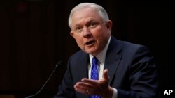 제프 세션스 미국 법무장관이 18일 상원 청문회에서 증언하고 있다.