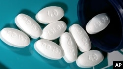ARSIP – Foto arsip tanggal 15 November 2005 menunjukkan tablet 40 mg Lipitor, satu obat statin yang berfungsi untuk menurunkan kolesterol dalam darah, di Glen Rock, N.J. (foto: AP Photo/Mel Evans, Arsip)