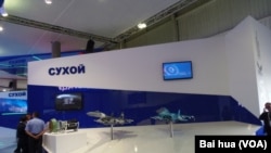 2013年8月莫斯科国际航展上苏霍伊设计局展台上的苏35（左）和苏32战机模型 (美国之音白桦拍摄) 