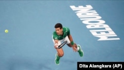 Novak Đoković u finalnom duelu protiv Dominika Tima na Australijan openu 2020. (Foto: AP/Dita Alangkara)