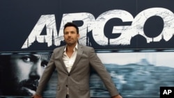 导演本阿弗列克在《逃离德黑兰》海报前