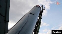 ภาพการติดตั้งขีปนาวุธ และเครื่องร่อนที่ติดอาวุธนิวเคลียร์ได้ของรัสเซีย (ที่มา: Russian Defence Ministry/Handout via Reuters)