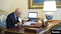 Presiden Italia Giorgio Napolitano memeriksa dokumen kerjanya di istana Quirinale, Roma (22/12). Presiden Napolitano menggelar diskusi dengan para pemimpin politik untuk menentukan kebijakan pasca pengunduran diri PM Mario Monti.