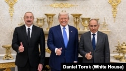 دونالد ترامپ رئیس جمهوری آمریکا در حال عکس گرفتن با نیکول پاشینیان، نخست‌وزیر ارمنستان، و الهام علی‌اف، رئیس‌جمهور آذربایجان. جمعه، ۱۷ مرداد ۱۴۰۴ - کاخ سفید، واشنگتن.
