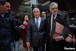 미국 초대형 대학 입시 비리인 '바시티 블루스 스캔들'의 주범인 입시 컨설턴트 윌리엄스 싱어(가운데 남성) 씨가 4일 법원으로부터 3년 6개월 형을 선고받고 법원을 나서고 있다.